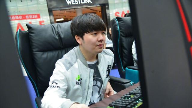 队长的担当💪C罗让出点球，并向球迷打手势示意别嘘马内.